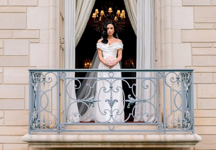 Desenho achado na internet: A história por trás do vestido de noiva de Demi Lovato