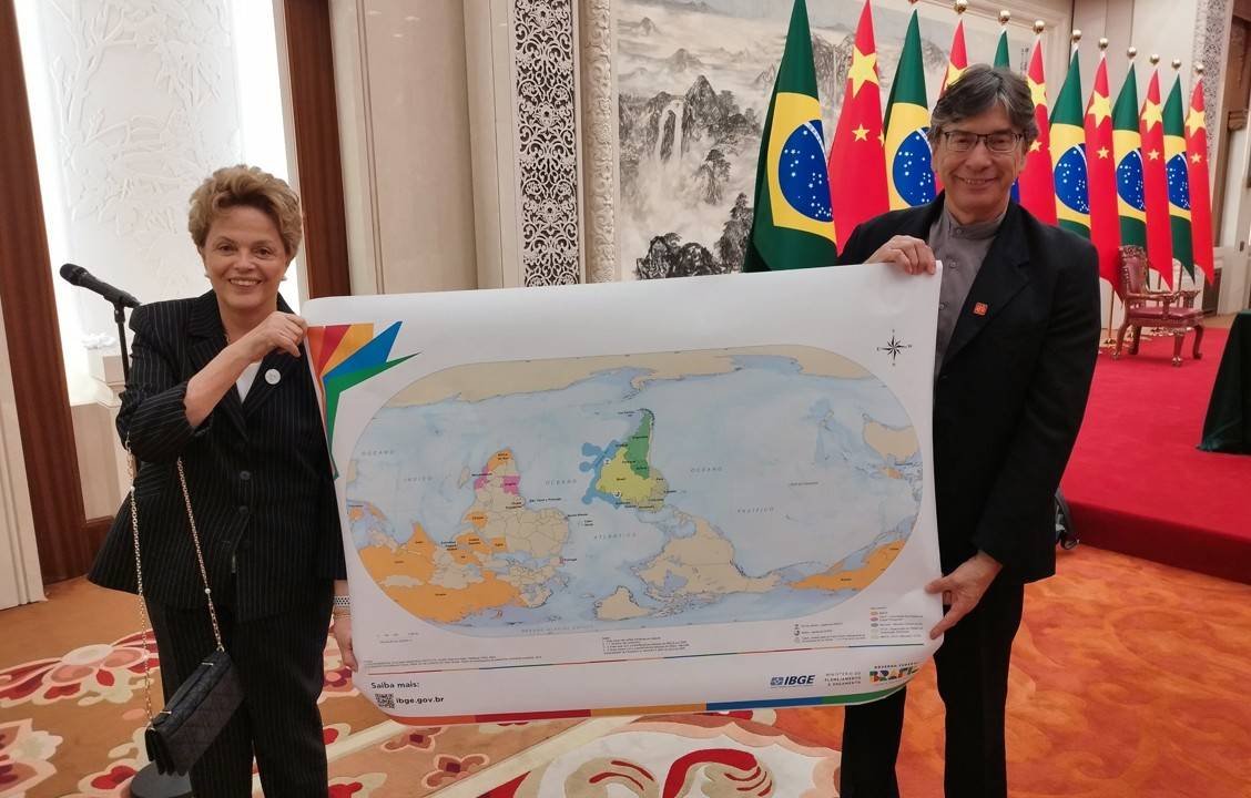 Dilma ao lado de Pochmann em evento na China