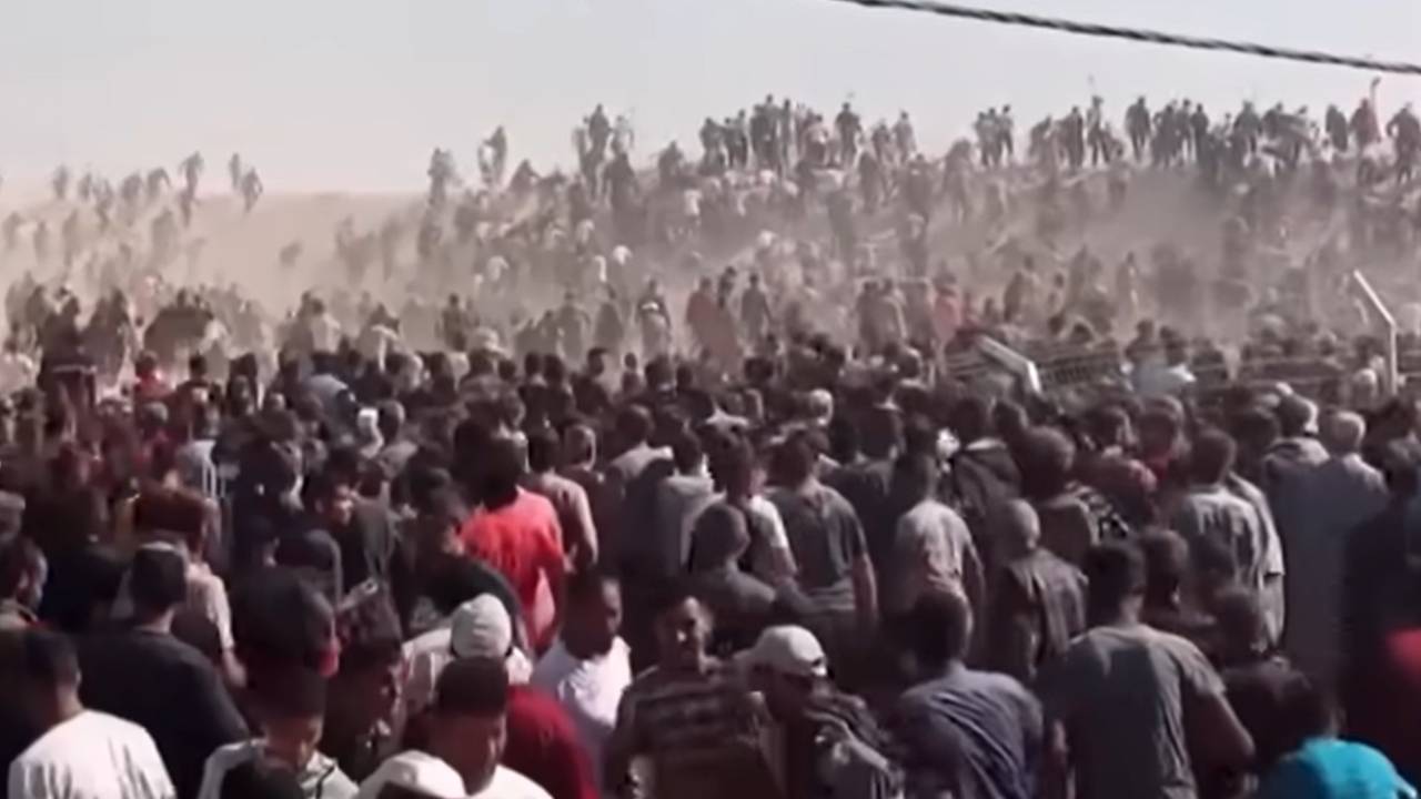 Desespero: tiros são ouvidos enquanto milhares correm para receber ajuda em centro de distribuição na Faixa de Gaza