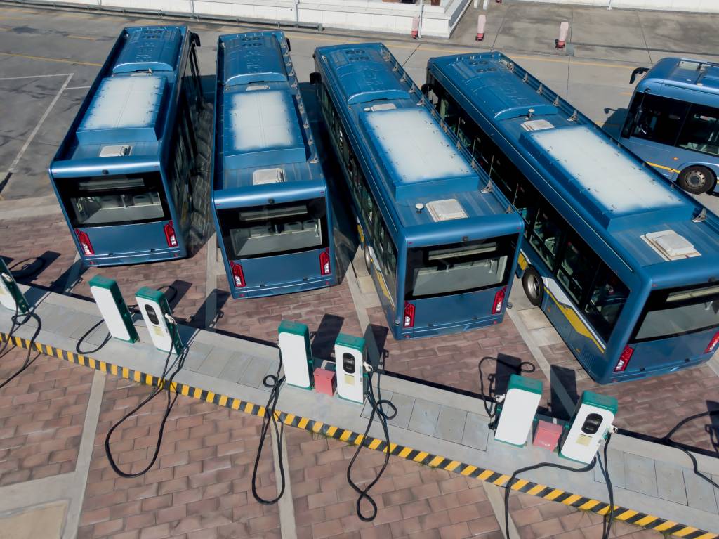 Outdoor Charging Facilities for Electric Vehicles NA TOMADA - Ônibus elétricos em Pequim: resultados da política já são visíveis