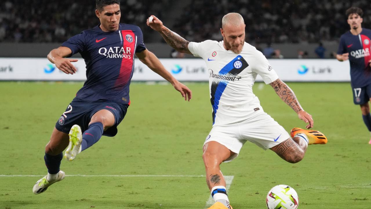 TOKYO, JAPAN - AUGUST 01: Federico Dimarco of Inter in action under pressure from Achraf Hakami of Paris Saint-Germain during the pre-season friendly match between Paris Saint-Germain and FC Internazionale on August 01, 2023 in Tokyo, Japan. (Photo by Etsuo Hara/Getty Images)