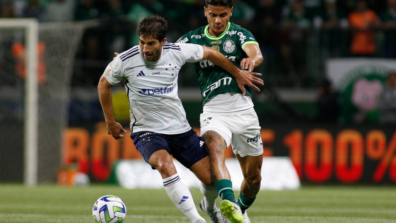 SAO PAULO, BRAZIL - AUGUST 14: Lucas Silva (L) of Cruzeiro fights for the ball against Richard Rios of Palmeiras during a match between Palmeiras and Cruzeiro as part of Brasileirao 2023 at Allianz Parque on August 14, 2023 in Sao Paulo, Brazil. (Photo by Miguel Schincariol/Getty Images)