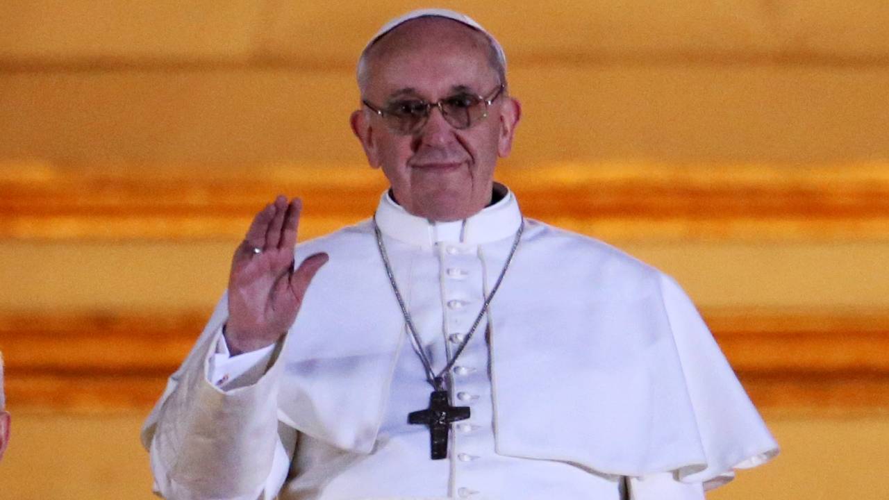 Papa Francisco em primeira aparição após ser eleito líder da Igreja Católica, em 13 de março de 2013