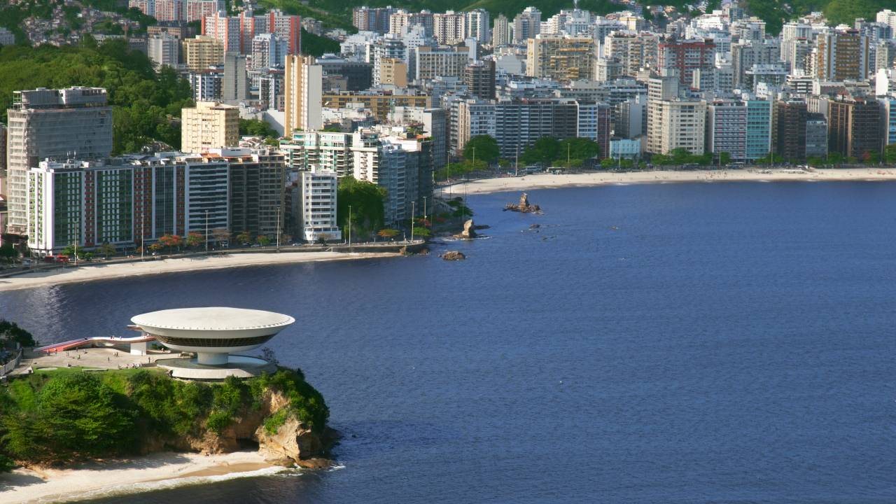 Orla de Icaraí, Zona Sul de Niterói: antes tomada por línguas negras, praia agora tem 80% do tempo balneável