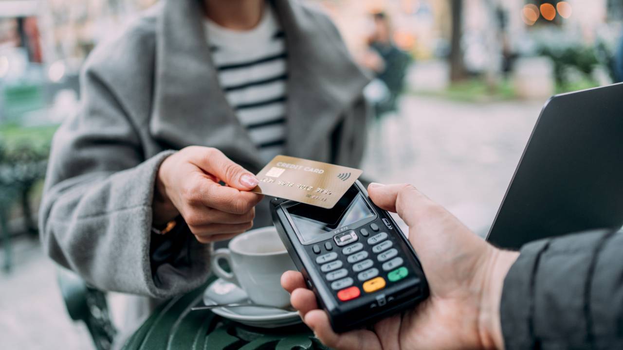 DÉBITO OU CRÉDITO? - Compra com cartão: a proliferação de fintechs aumentou a oferta de empréstimos