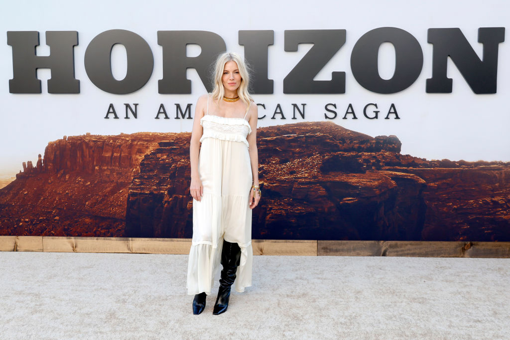Sienna Miller: vestido e bota para compor visual anos 1970