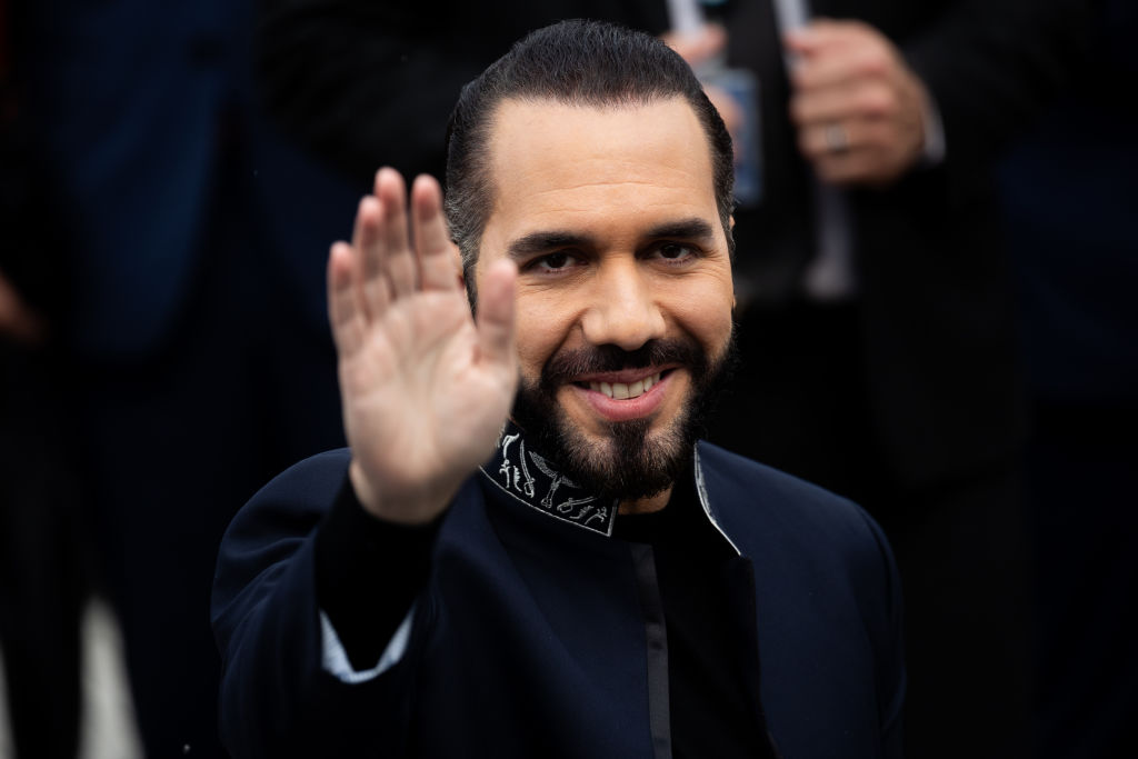 Bukele quebra promessa com FMI e avança na aposta em bitcoins