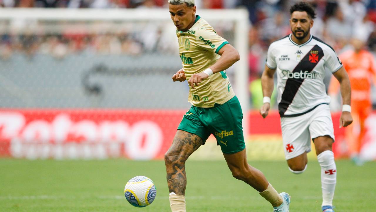 RIO DE JANEIRO, BRAZIL - SEPTEMBER 22: Richard Rios of Palmeiras runs with the ball during the match between Vasco da Gama and Palmeiras at Sao Januario Stadium on September 22, 2024 in Rio de Janeiro, Brazil. (Photo by Adalberto Marques/Eurasia Sport Images/Getty Images)