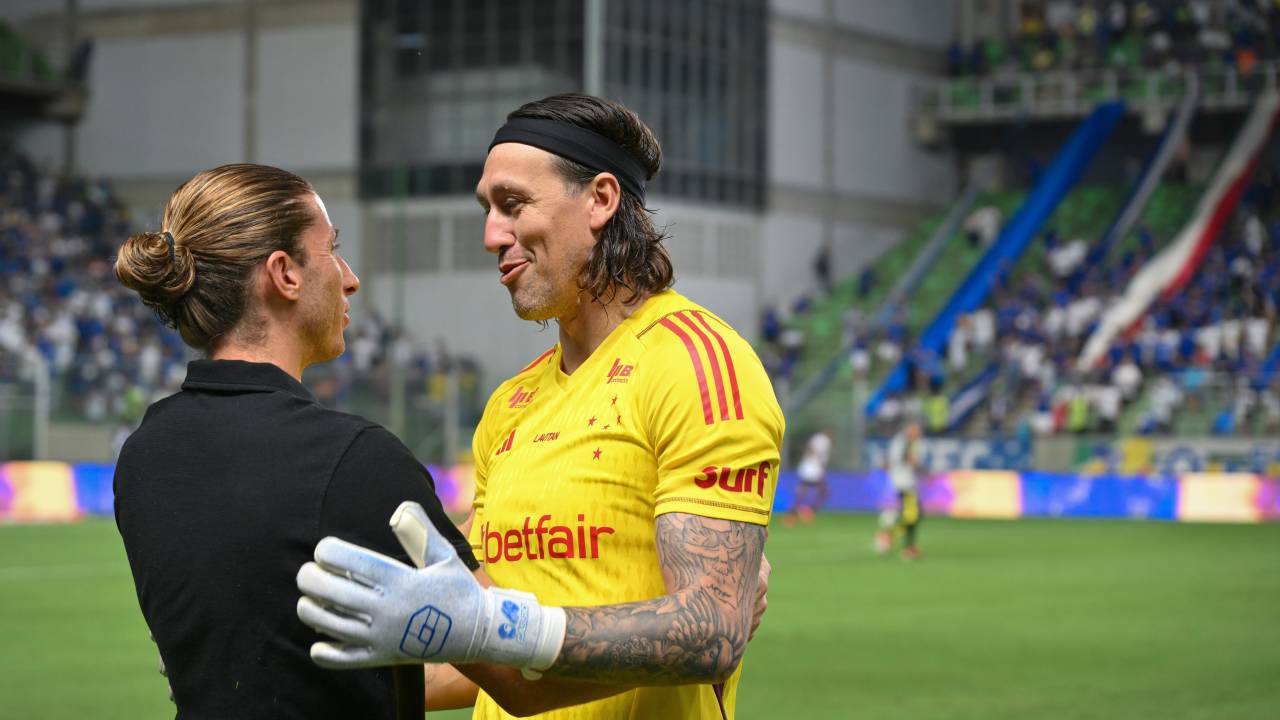 BELO HORIZONTE, BRAZIL - NOVEMBER 6: Cassio (R) of Cruzeiro and Filipe Luís head coach of Flamengo greet before a match between Cruzeiro and Flamengo as part of Brasileirão 2024 at Arena Independencia Stadium on November 6, 2024 in Belo Horizonte, Brazil. (Photo by Pedro Vilela/Getty Images)