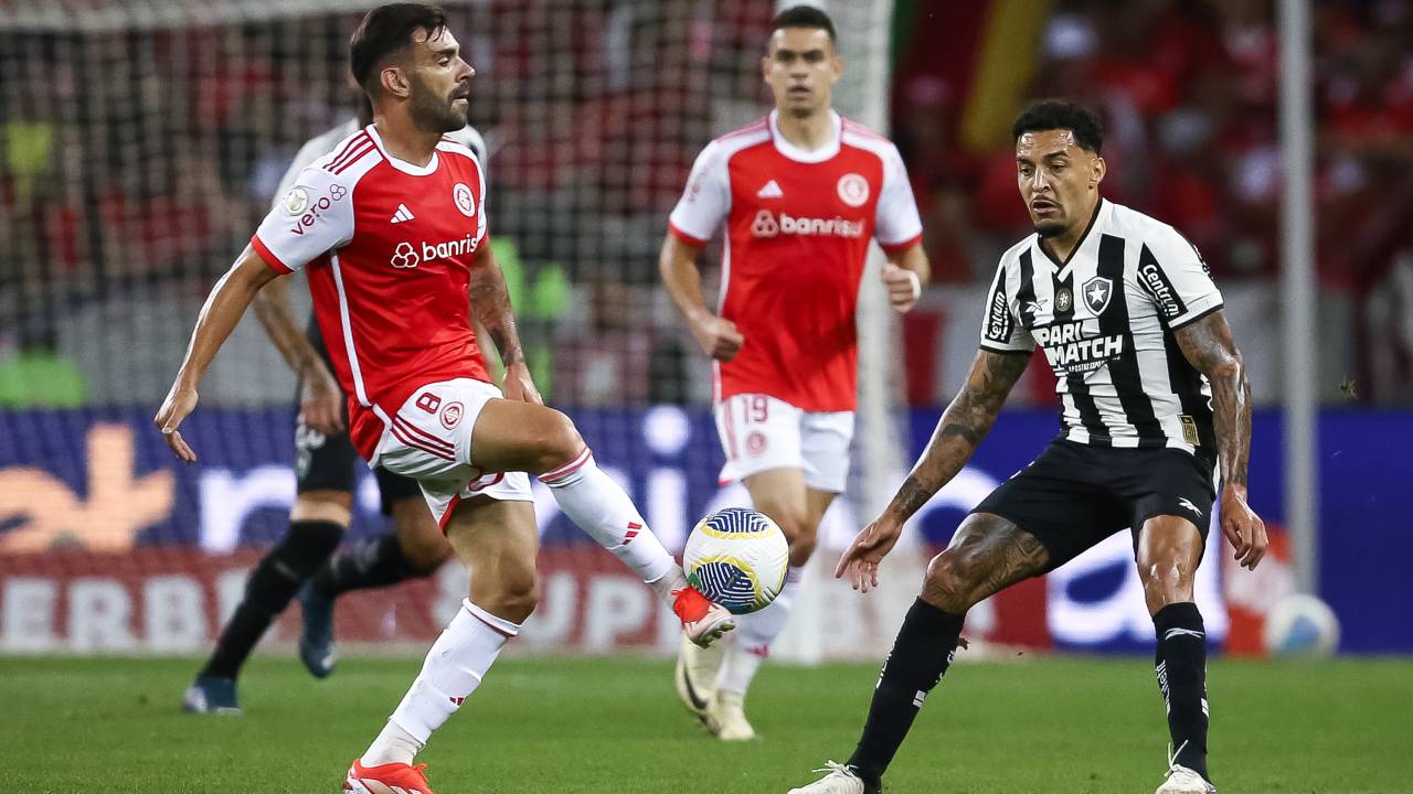 PORTO ALEGRE, BRAZIL - DECEMBER 4: Bruno Henrique of Internacional and Gregore of Botafogo competes for the ball during the match between Internacional and Botafogo as part of Brasileirao 2024 at Beira-Rio Stadium on December 4, 2024 in Porto Alegre, Brazil. (Photo by Pedro H. Tesch/Getty Images)