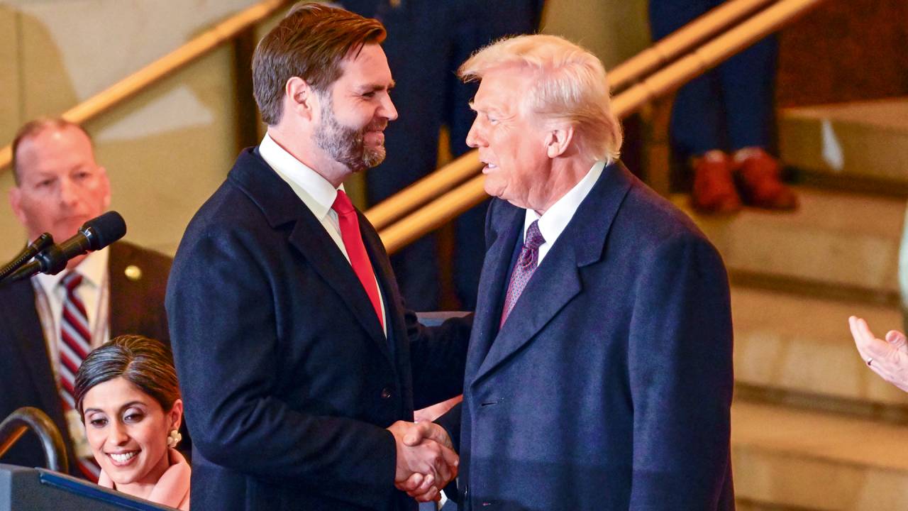A MESMA LÍNGUA - Vance com Trump: antes crítico ferrenho, agora aliado fiel