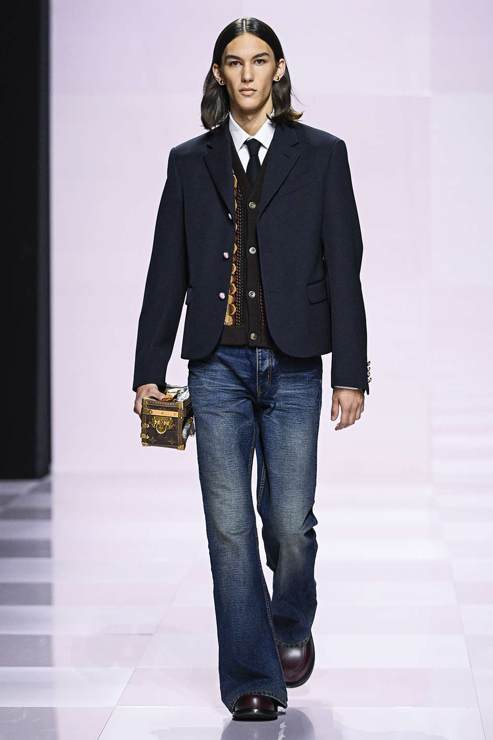 GettyImages-2195181252.jpg UM JEITO DE SER - A Louis Vuitton na passarela: calça boca de sino, terninho alinhado e colete