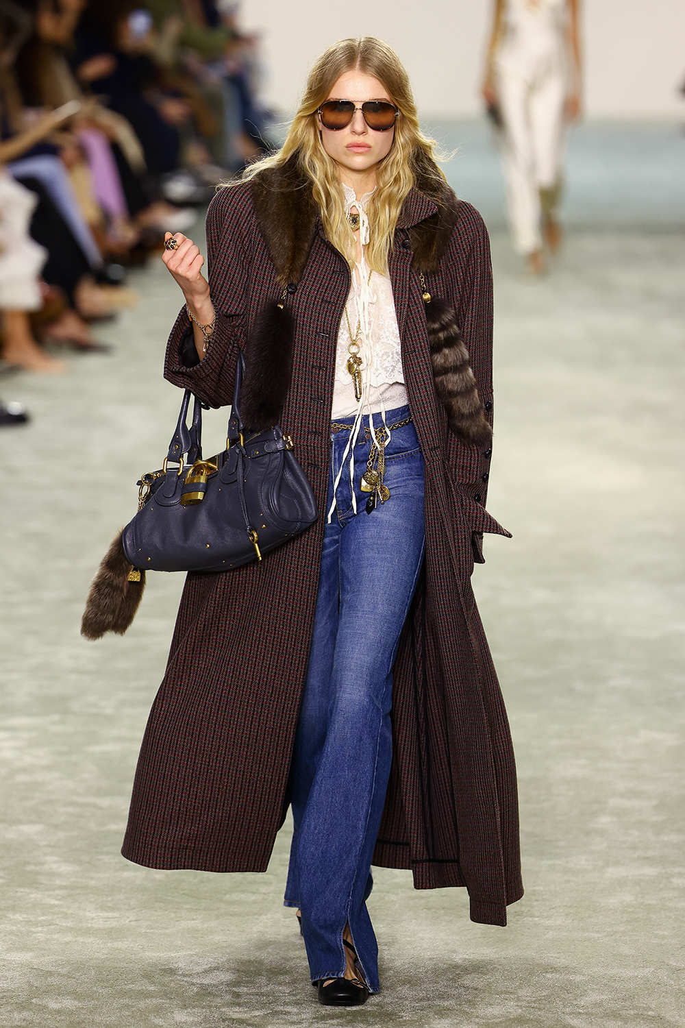 GettyImages-2203618233.jpg PAZ E AMOR - Desfile da Chloé: discreta elegância com pitadas do movimento hippie no colo e na cintura