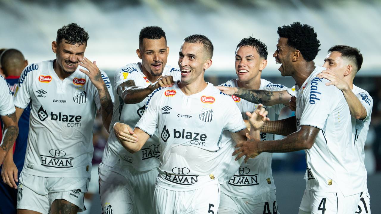 SANTOS, BRAZIL - MARCH 02, 2025: Joao Schmidt of Santos Futebol Clube celebrates with teammates after scoring his team's second goal during the Campeonato Paulista Quarter-Final match between Santos Futebol Clube and Red Bull Bragantino at Estadio Urbano Caldeira. (Photo credit should read Rebeca Schumacker / GocherImagery/Future Publishing via Getty Images)