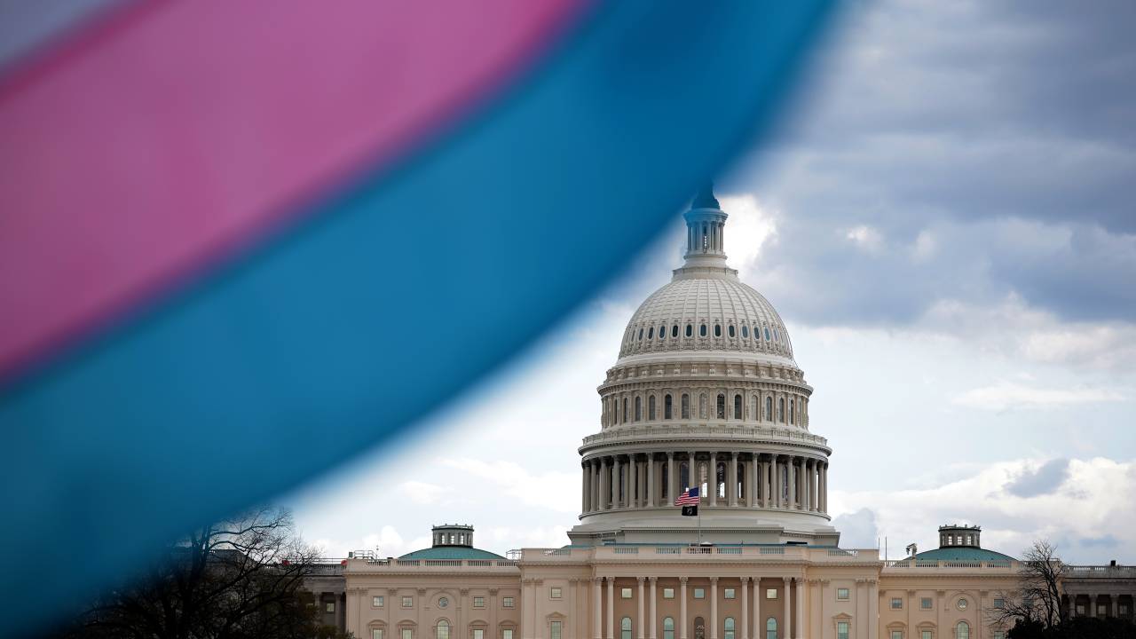O Capitólio é visto atrás da Bandeira do Orgulho Transgênero, em Washington, nos Estados Unidos. 31/03/2025