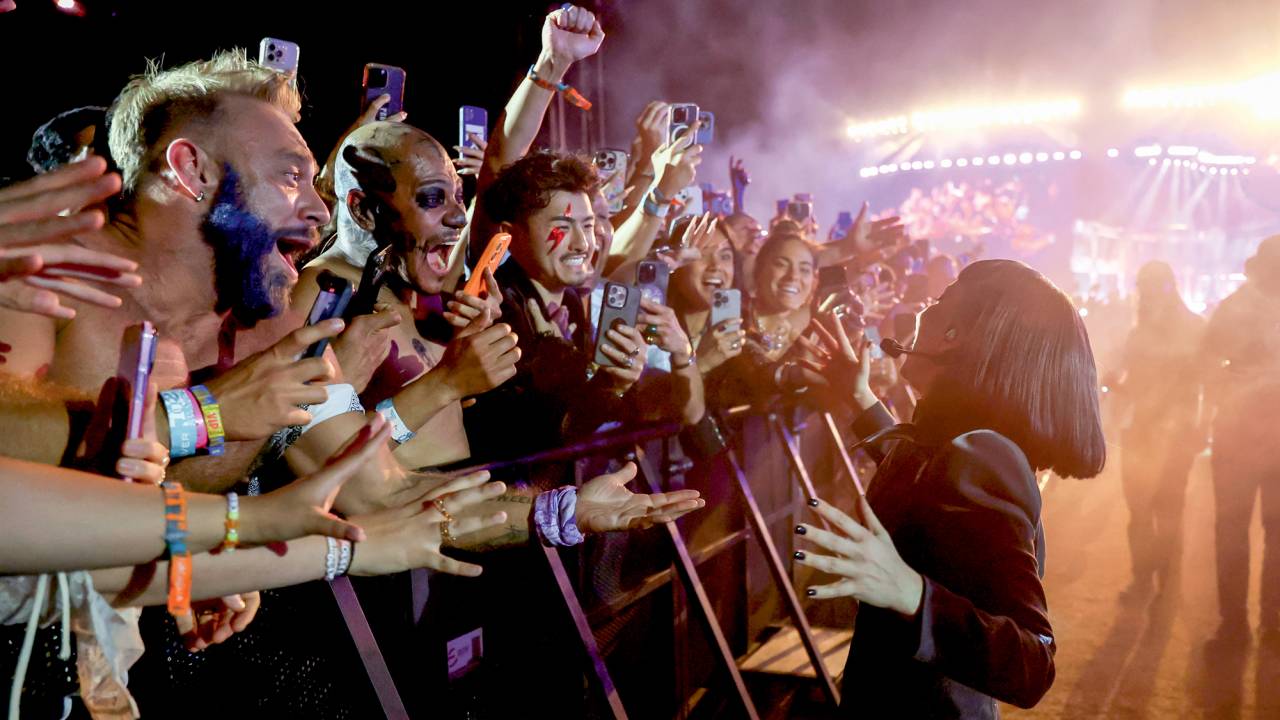 REAL E VIRTUAL - Fãs com smartphones diante da cantora: tudo no showbiz hoje é feito de olho na interação digital