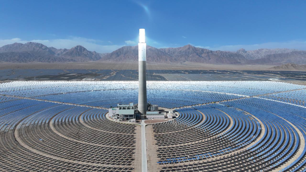 EM TRANSIÇÃO - Usina solar em Haixi: a potência asiática investe cada vez mais em fontes renováveis de energia