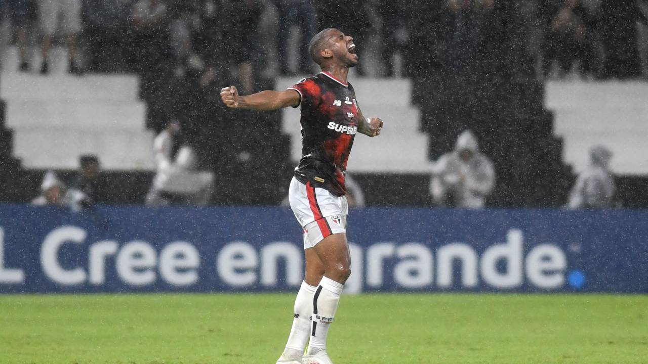 ASUNCION, PARAGUAY - APRIL 23: Andre Silva of Sao Paulo celebrates after scoring the team's second goal during the Copa CONMEBOL Libertadores 2025 Group D match between Libertad and Sao Paulo at Tigo La Huerta Stadium on April 23, 2025 in Asuncion, Paraguay.