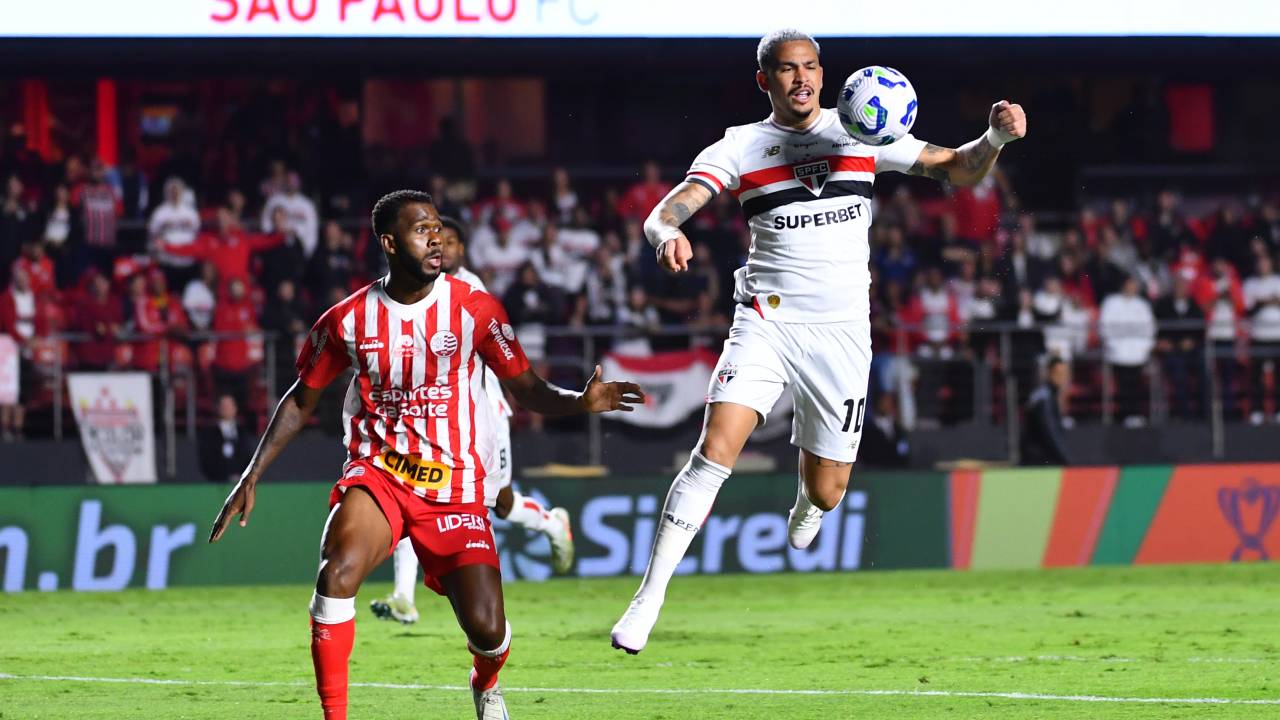 SAO PAULO, BRAZIL - APRIL 29: Luciano of Sao Paulo controls the ball challenged by Igor Fernandes of Náutico during a Copa do Brasil match between São Paulo and Nautico at MorumBIS on April 29, 2025 in Sao Paulo, Brazil. (Photo by Roberto Casimiro/Sports Press Photo/Getty Images)
