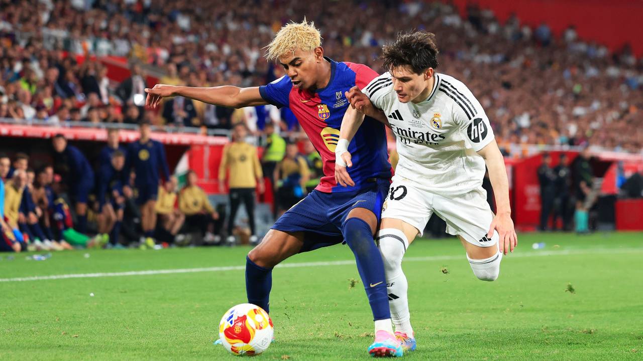 SEVILLE, SPAIN - APRIL 26: Lamine Yamal of FC Barcelona competes for the ball with Fran Garcia of Real Madrid during the Copa del Rey Final match between FC Barcelona and Real Madrid at Estadio de La Cartuja on April 26, 2025 in Seville, Spain. (Photo by Fran Santiago/Getty Images)