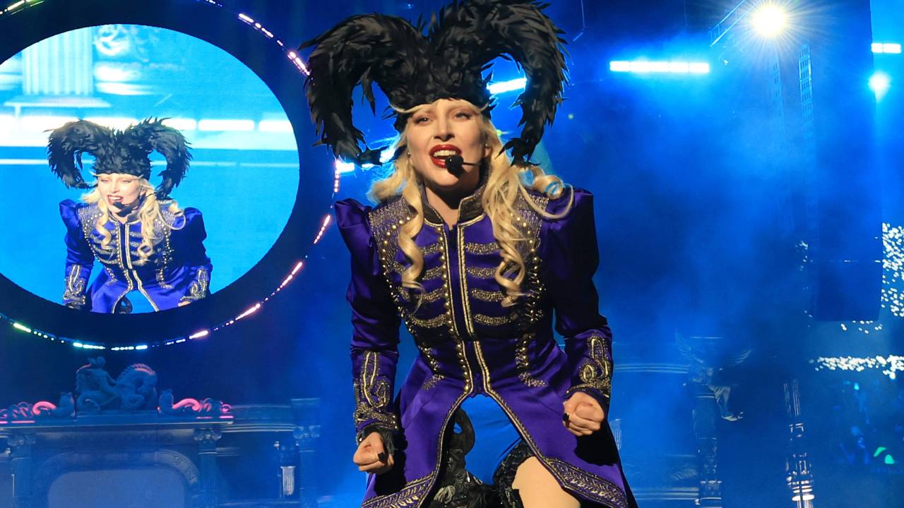 Lady Gaga, mulher loira usa figurino de palco durante uma apresentação na cidade do México