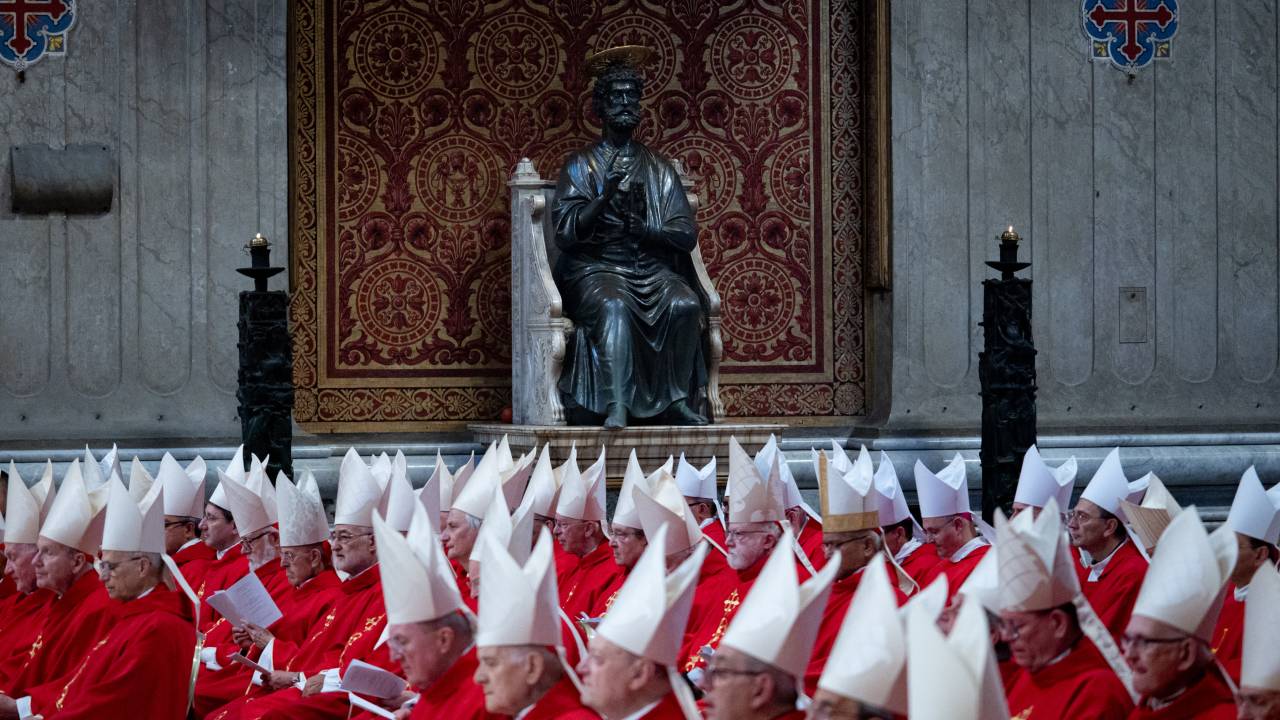 Cardeais durante missa no Vaticano