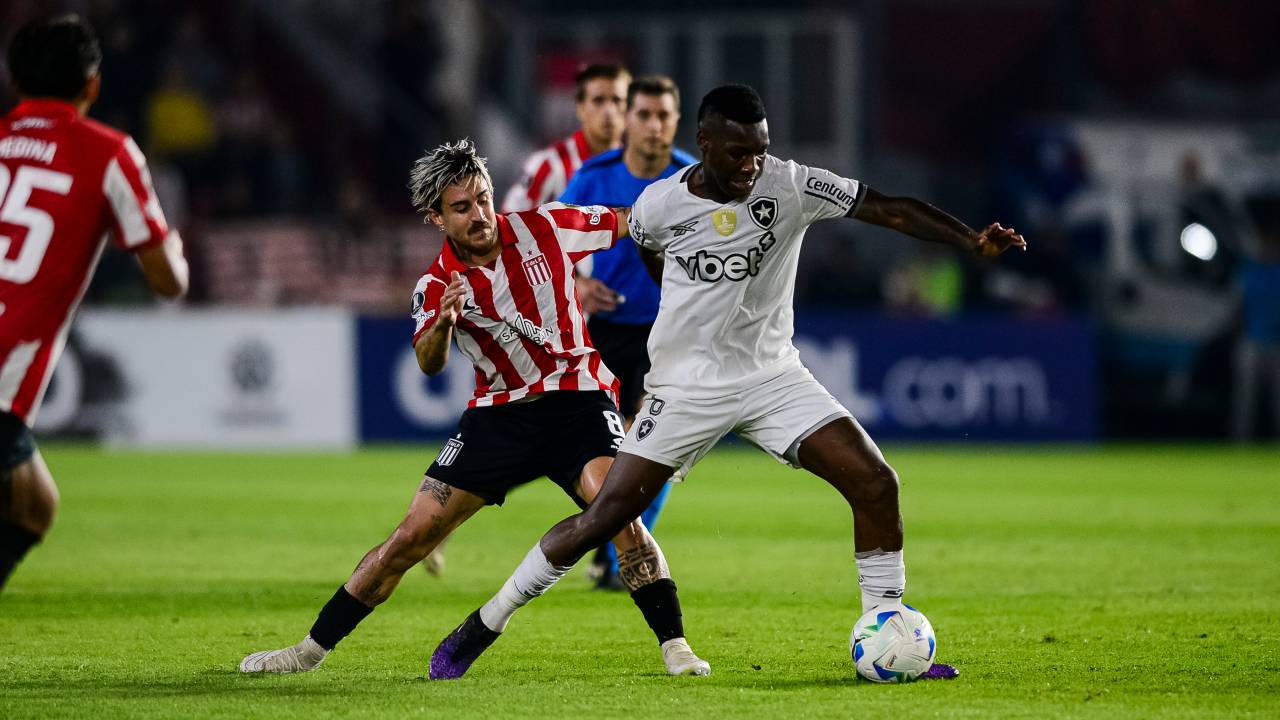 LA PLATA, ARGENTINA - APRIL 23: Gabriel Neves of Estudiantes (L) fights for the ball with Patrick de Paula of Botafogo (R) during Copa CONMEBOL Libertadores match between Estudiantes and Botafogo at Jorge Luis Hirschi Stadium on April 23, 2025 in La Plata, Argentina. (Photo by Ignacio Amiconi/Eurasia Sport Images/Getty Images)