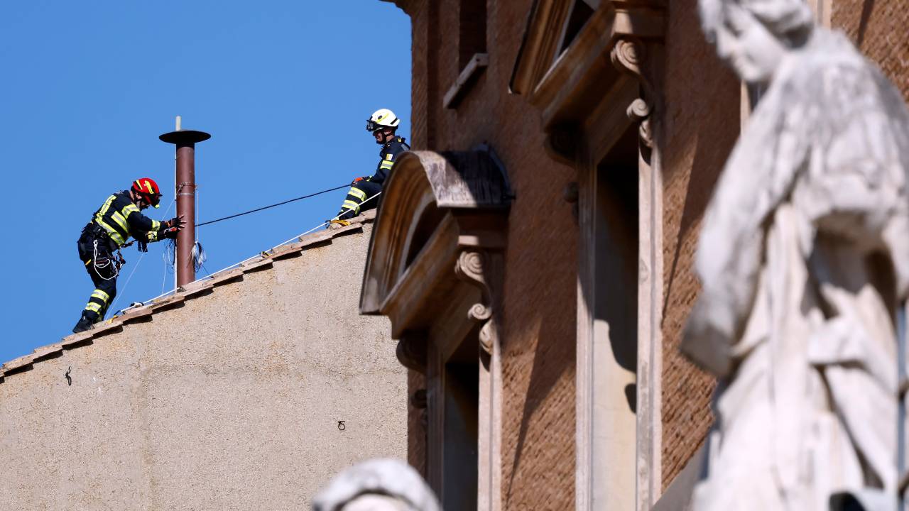 Chaminé que sinalizará escolha do novo papa é instalada na Capela Sistina