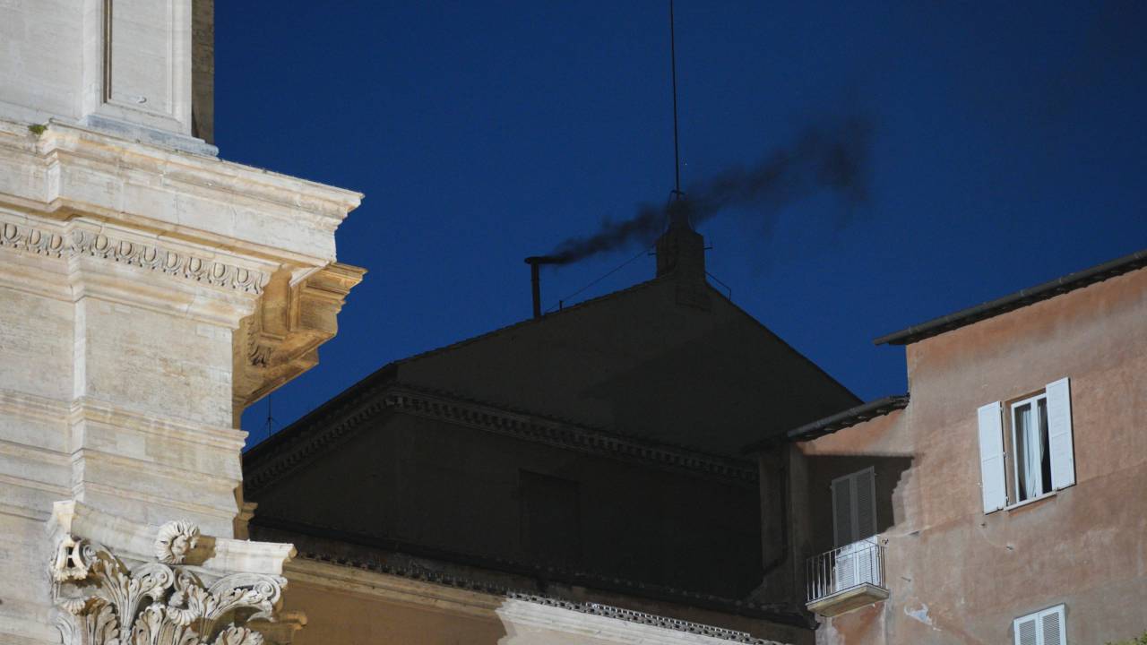 Fumaça preta é vista saindo da chaminé da Capela Sistina, o que significa que um novo papa ainda não foi eleito e a votação continuará amanhã, 7 de maio de 2025, na Cidade do Vaticano