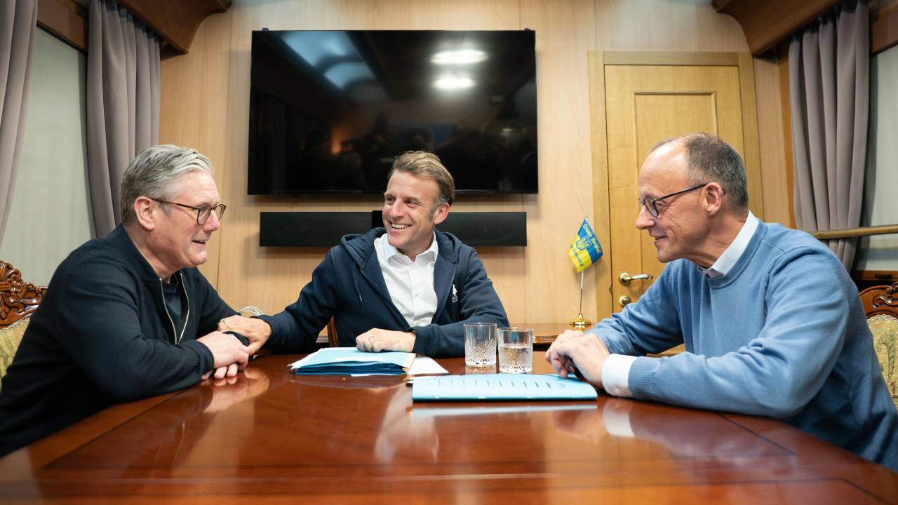 (Da esquerda para a direita) O primeiro-ministro do Reino Unido, Keir Starmer, se encontra com o presidente da França, Emmanuel Macron, e o chanceler da Alemanha, Friedrich Merz, a bordo de um trem para a capital da Ucrânia, Kiev. 09/05/2025