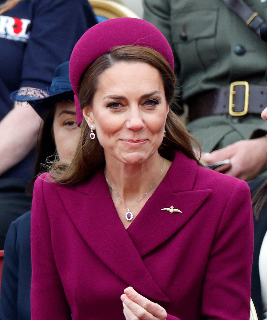 The Royal Family Watch Military Procession To Mark The 80th Anniversary Of VE Day Chapéu bordô da Princesa de Gales foi feito por Sean Barrett