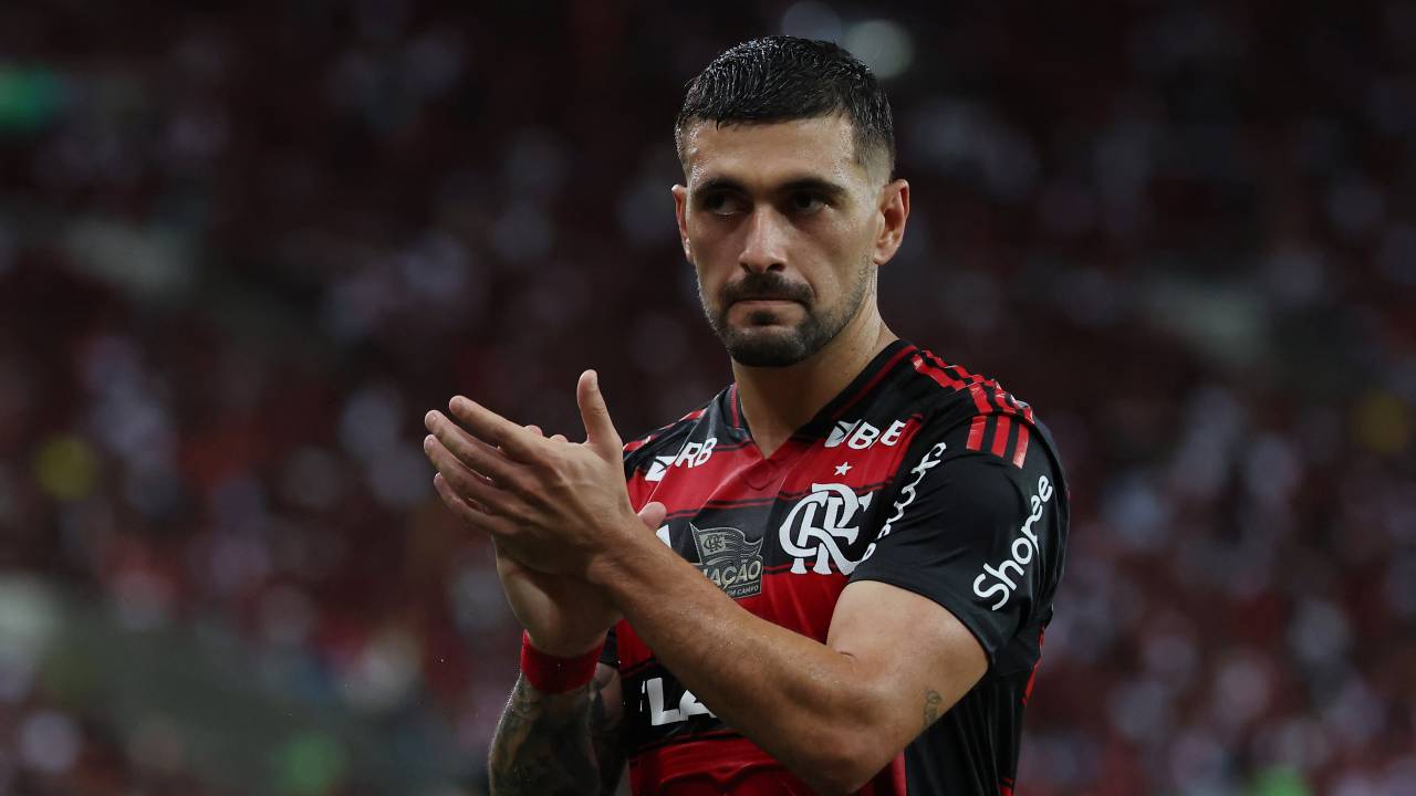 RIO DE JANEIRO, BRAZIL - MAY 10: Giorgian de Arrascaeta of Flamengo cheers fans during the match between Flamengo and Bahia as part of Brasileirao 2025 at Maracana Stadium on May 10, 2025 in Rio de Janeiro, Brazil. (Photo by Wagner Meier/Getty Images)
