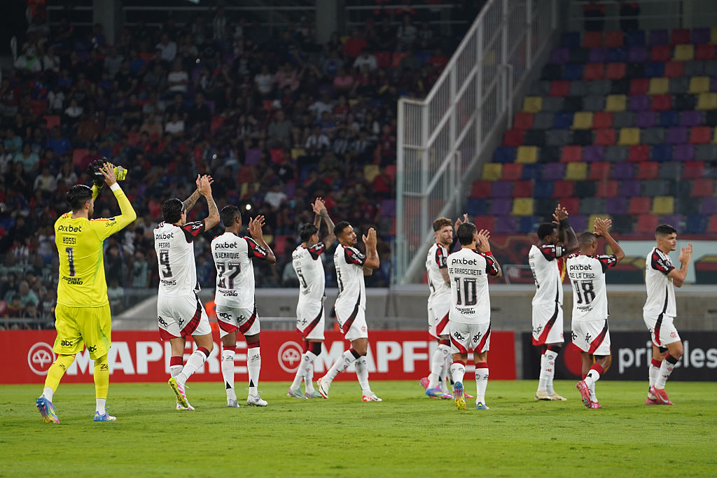 SANTIAGO DEL ESTERO, ARGENTINA - MAY 07: Players of Flamengo wave to the fans prior to the Copa CONMEBOL Libertadores 2025 Group C match between Central Cordoba and Flamengo at Estadio Unico Madre de Ciudades on May 07, 2025 in Santiago del Estero, Argentina. (Photo by Joaquín Camiletti/Getty Images)