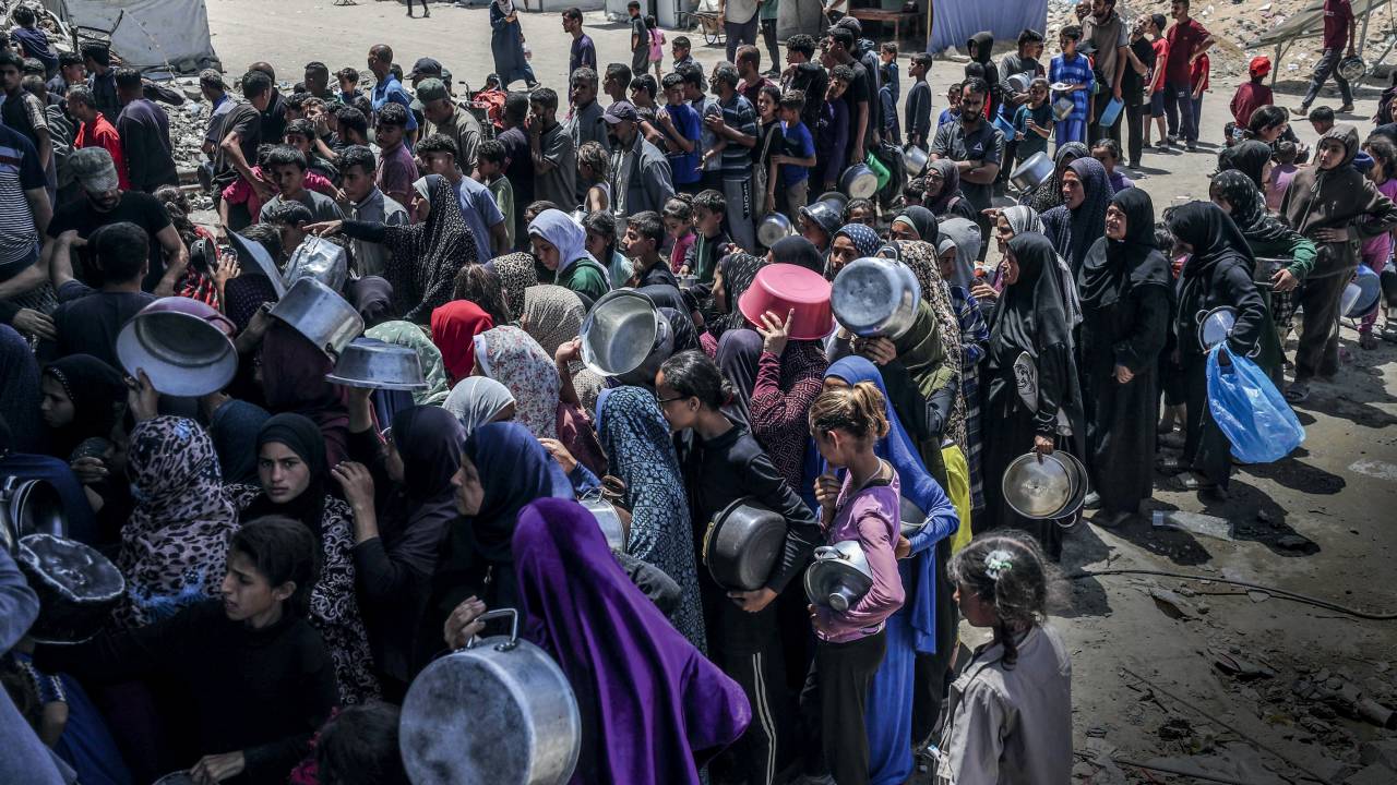 DESESPERO - Fila para receber comida na região: 93% em situação de “insegurança alimentar” após fim de ajuda