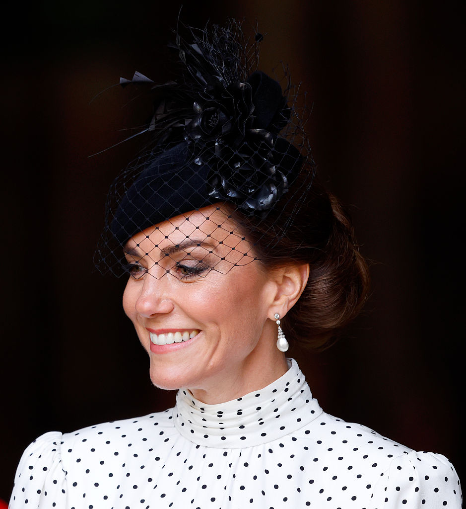 The Royal Family Attend Thanksgiving Service To Mark The 80th Anniversary Of VE Day O detalhe do chapéu de veludo da Princesa de Gales