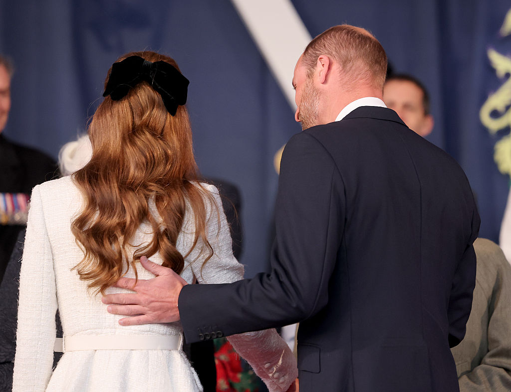 The King And The Queen Attend Concert To Mark The 80th Anniversary Of VE Day O laço de veludo de Kate trouxe refinamento e romantismo ao look