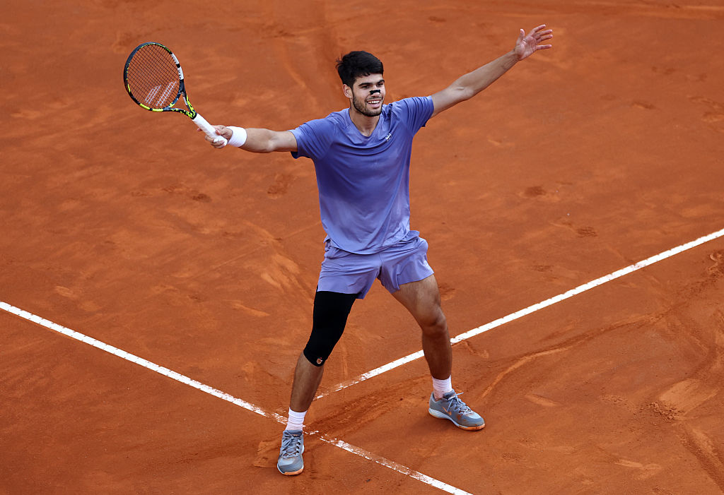 ROME, ITALY - MAY 18: Carlos Alcaraz of Spain celebrates match point against Jannik Sinner of Italy in the Men's Singles Final match on Day Fourteen of the Internazionali BNL D'Italia 2025 at Foro Italico on May 18, 2025 in Rome, Italy. (Photo by Dan Istitene/Getty Images)