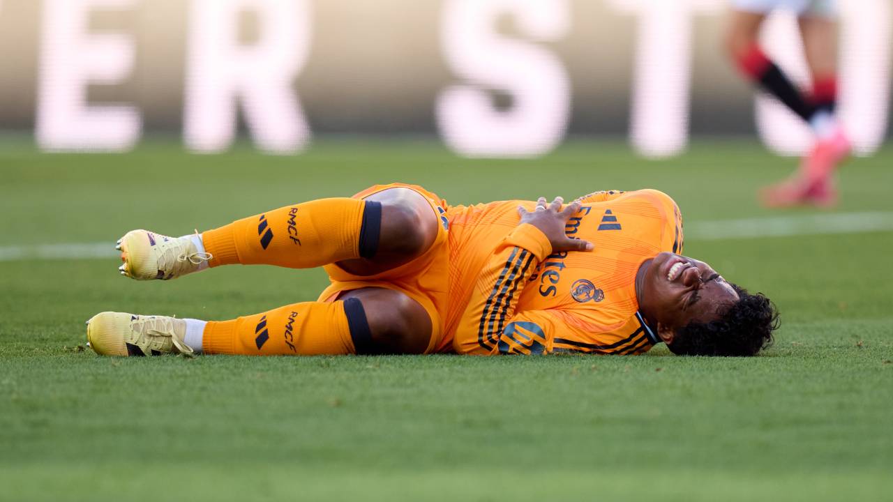 SEVILLE, SPAIN - MAY 18: Endrick Felipe Moreira of Real Madrid grimaces in pain during the LaLiga match between Sevilla FC and Real Madrid CF at Estadio Ramon Sanchez Pizjuan on May 18, 2025 in Seville, Spain.