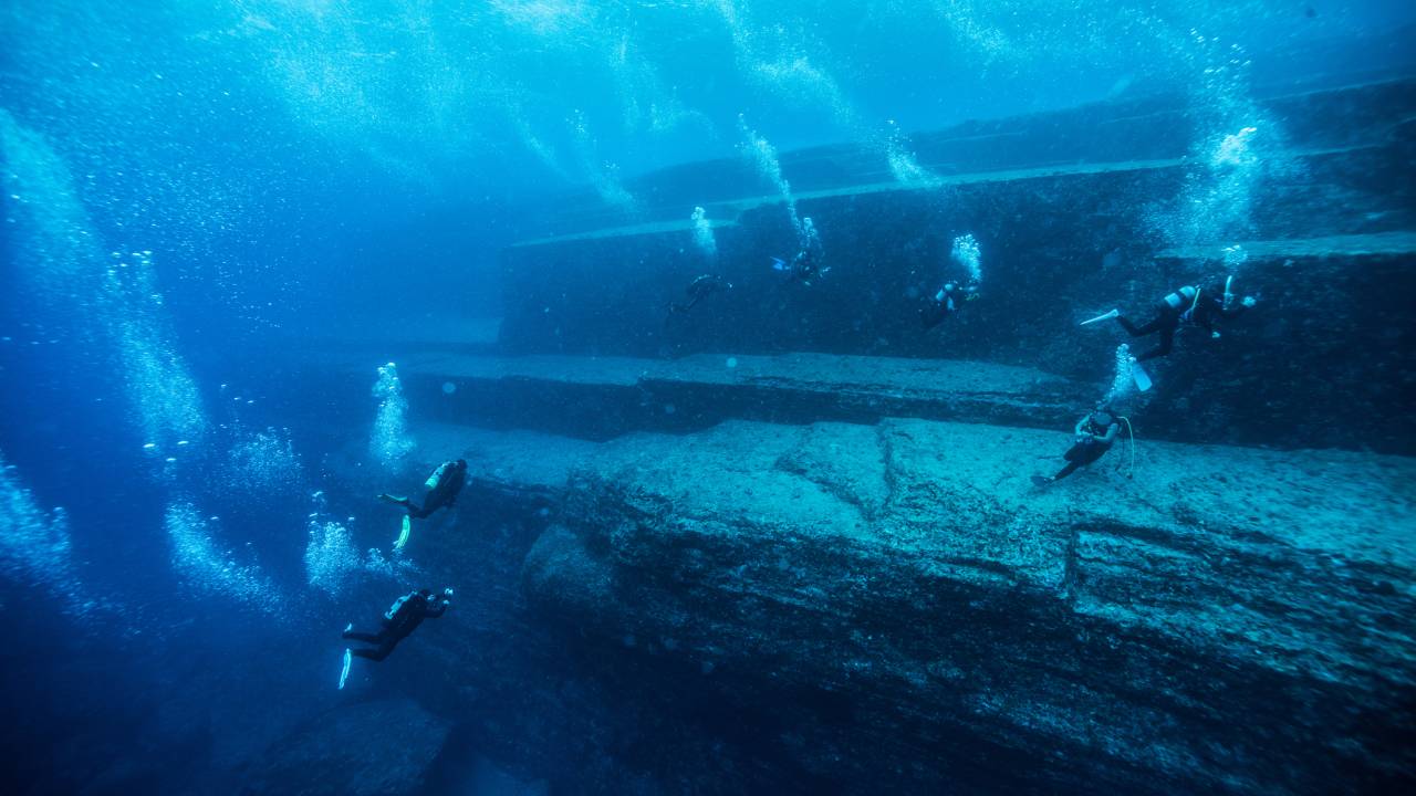 PROPORÇÕES GIGANTESCAS Monumento Yonaguni, nas águas do Japão: virou atração de mergulhadores