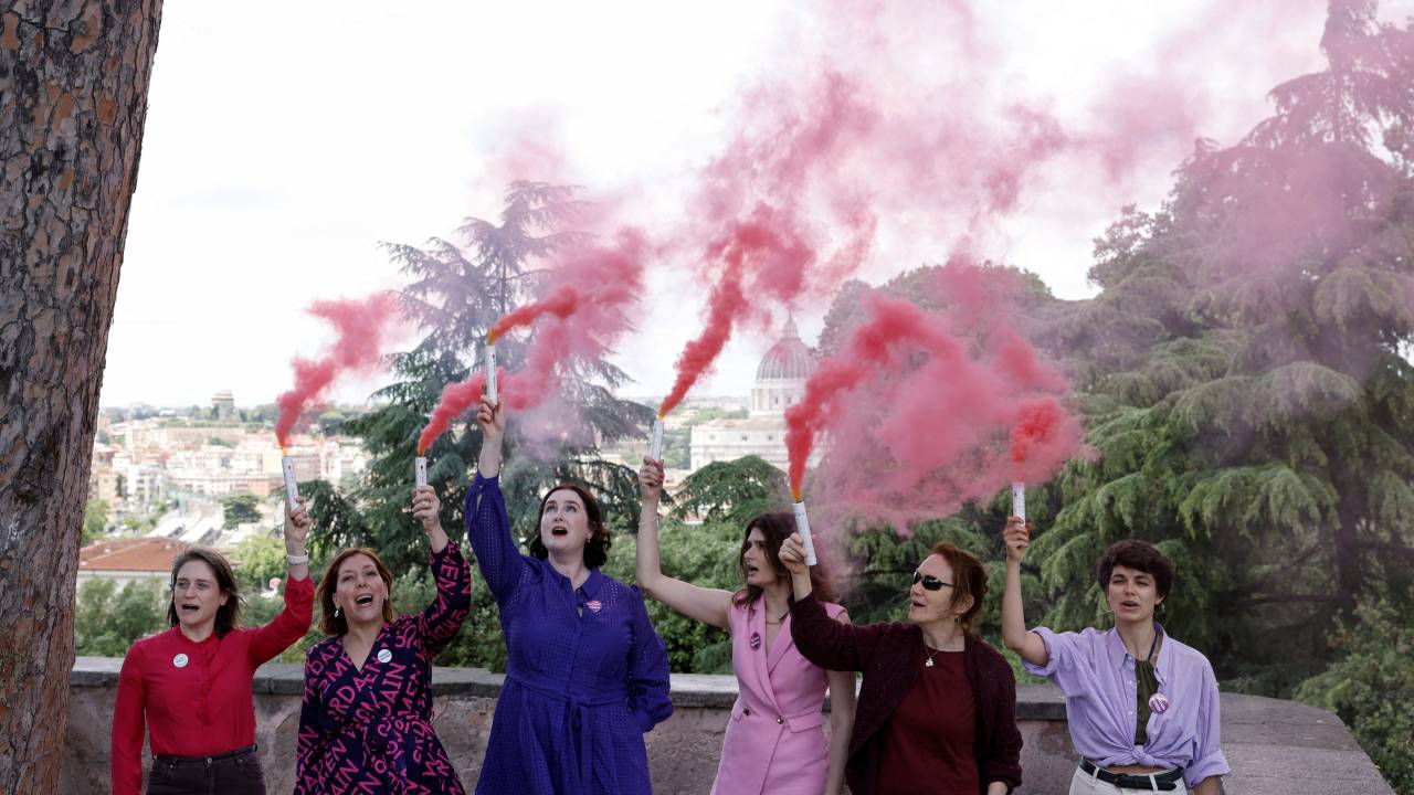 Membros do grupo Conferência de Ordenação de Mulheres seguram sinalizadores de fumaça rosa, pedindo pela igualdade das mulheres na Igreja Católica num protesto em Roma, na Itália. 07/05/2025 -
