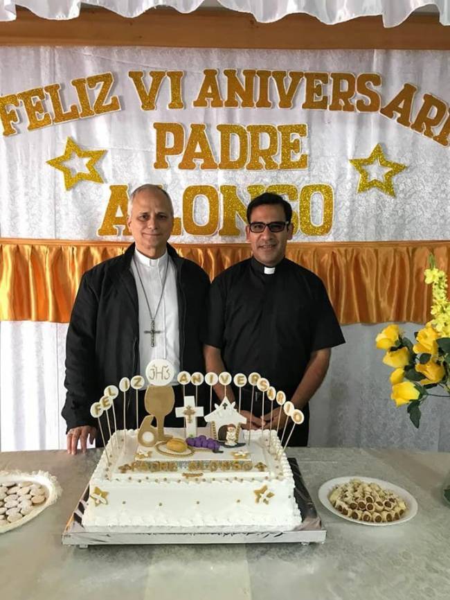 Gqc-ocXWYAAN4_i Robert Prevost (esq.) ao lado de padre em aniversário. 'A cobertura do bolo 200% latina', comenta uma usuária do X. -
