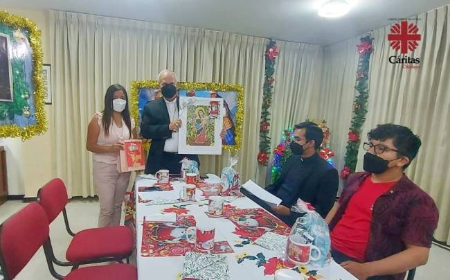 Gqc_ohYWwAA0q39 Robert Prevost (centro) em foto da Caritas Chiclayo, comunidade onde foi bispo de 2014 a 2023. -