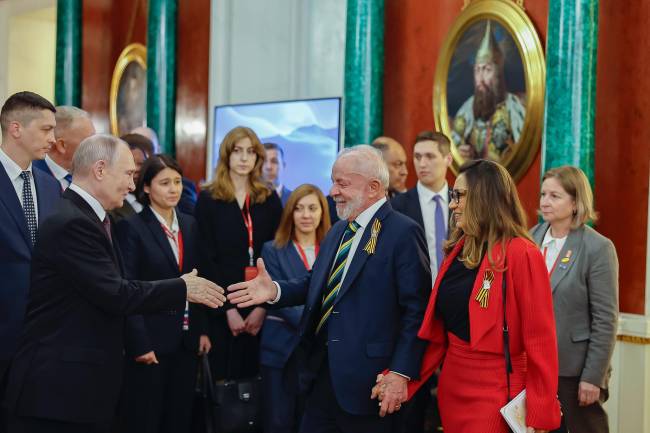 GqdupBpXMAAlt7Q O presidente russo, Vladimir Putin (esq.), recebe o presidente Luiz Inácio Lula da Silva (PT) e sua comitiva, incluindo a primeira-dama Janja (dir.), no Kremlin. -