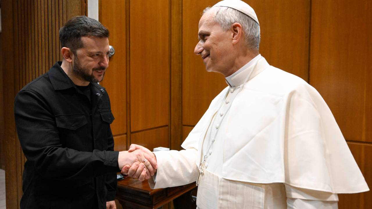 Volodymyr Zelensky se encontra com o papa Leão XIV