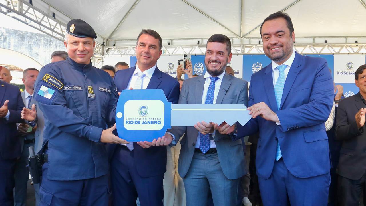 Flávio Bolsonaro, Bacellar e Castro participam junto de ato para entrega de viaturas da PM
