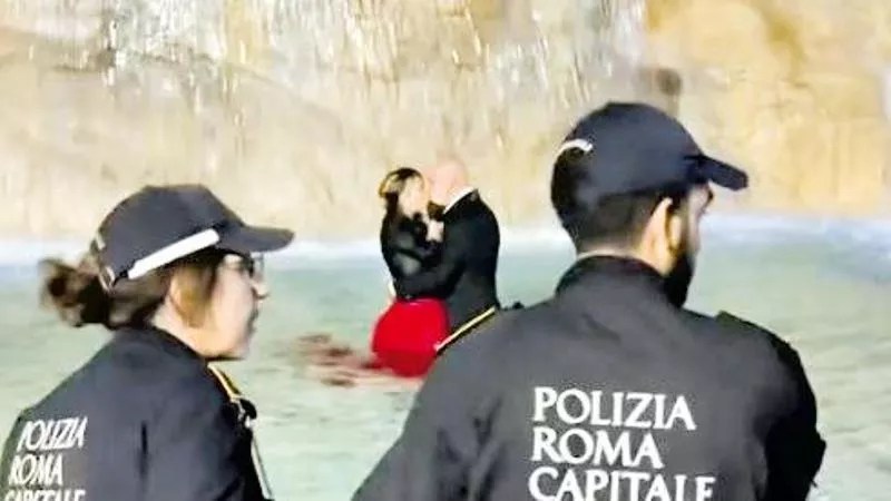 Casal invade a Fontana di Trevi, em Roma, para dançar.