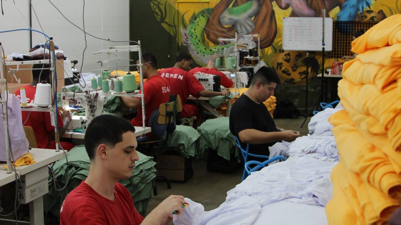 Presos trabalham para a marca Chico Rei: 15% das camisetas são feitas por eles