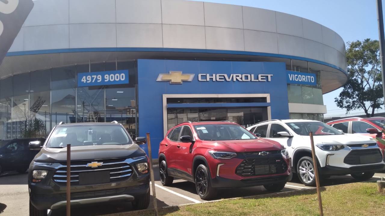 Concessionária com carros da Chevrolet
