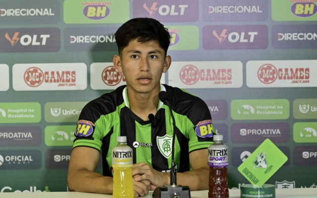 Miguelito, do América-MG, durante coletiva de imprensa antes do jogo contra o Operário-PR, em que foi acusado de injúria racial pelo atacante Allano