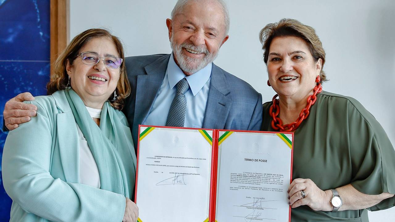 Márcia Helena Carvalho Lopes (à dir. na foto) assina termo de posse como ministra de Estado das Mulheres, no lugar de Cida Gonçalves (à esq. na foto)